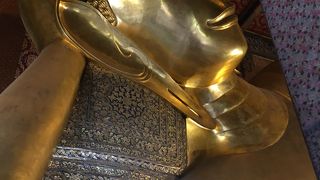 キラキラ輝く黄金の涅槃仏　タイ王家の仏舎利塔も見事