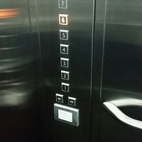 エレベータは部屋のカードキーがないと利用できない