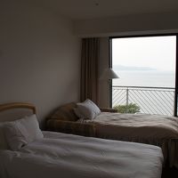 子ども用ベッドをソファを利用して窓辺に作って下さっていました