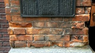 煉瓦街を想像させる記念碑