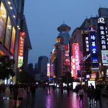 活気のある通りでした。