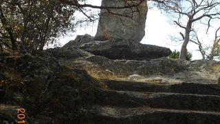 岡公園の中の階段のついた小高いところに建てられている記念碑です。