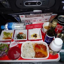 機内最大の楽しみは・・・・お酒と食事！