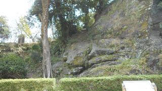 和歌山城の石垣などに使われている石を切り出した跡