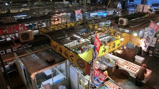 新鮮な魚が食べられる市場で朝5時からOKだそうです