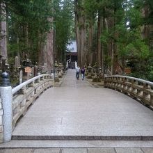 御廟橋で一番奥にみえるのが御廟です(御廟内は撮影禁止)