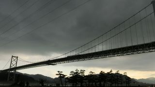 海峡の高い高い上にある恐ろしく見える吊り橋です