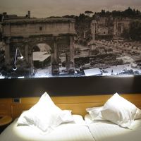 ローマの写真が一面にあり落ち着いた部屋です。