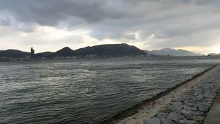 近くからより遠くから船が通るのを見る方がいいです