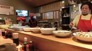 朝7時前に市場の2階の食堂で食べた海鮮丼