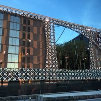 空港の中から眺めたホテルの外観