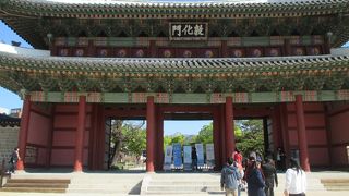 世界遺産になっている朝鮮時代の王宮。敷地はかなりの広さがあり、自然の地形を生かした庭園も美しいです。