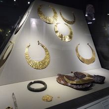 発掘された金製品の展示