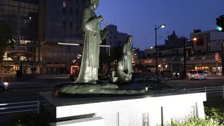 夜はライトアップされていました