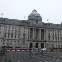 ドーム型の屋根が目印です。