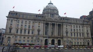 外灘の中でも特に目立つ建物です。