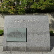 日本ＩＢＭ箱崎ビルの手前に碑がたっています