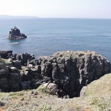 海中と海岸の奇岩