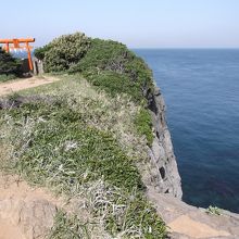 左京鼻の先端部に祀られている祠