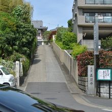 奥にずんずん歩いていきましょう。