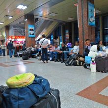 待合エリアは大混雑