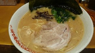 横浜駅から近くにある家系ラーメン屋。トンコツのダシが強烈に効いてます。