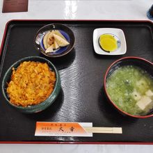 生うに丼　２５００円