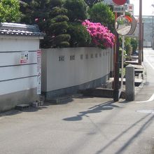 円成寺前の道標