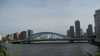 水色のゆるやかなアーチが美しい橋