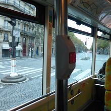 次に降りるときはオレンジ色のボタンを押す