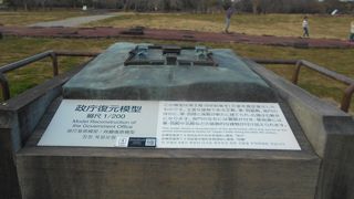 スケールの大きな政庁跡の手前には復元模型がありました