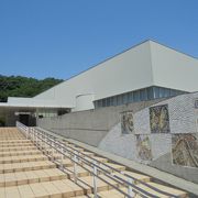 明るく広々とした図書館（稲城市立中央図書館）