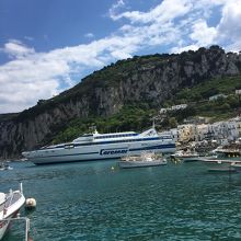 カプリ島をバックに白い高速船たち！