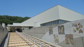 明るく広々とした図書館（稲城市立中央図書館）