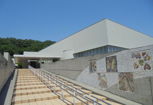 明るく広々とした図書館（稲城市立中央図書館）