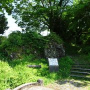 工藤祐経の墓の隣