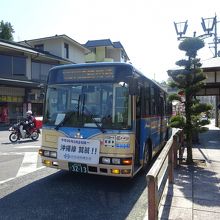 岩国駅から来たバスは、道路の向かいのバス停に停まります。