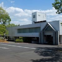 無料駐車場から見た≪休暇村 陸中宮古≫外観。