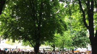 市場とビアガーデンで賑わう