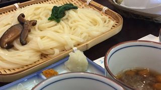 つるつるのうどんに舞茸の天ぷら。