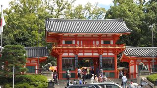 四条通りに面している大きな門