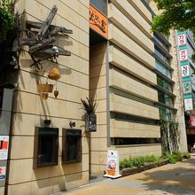 お店の外観はカフェ風で見落としてしまいそう。