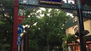 東門からずっと歩くと