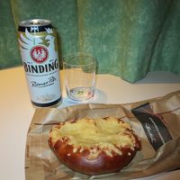 目の前のコンビニで調達した軽食＆ビール