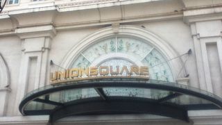 高級ブランド・ショップが並んでいる