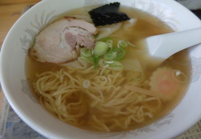 昭和の雰囲気漂うラーメン店。ワンタンはふわふわとろとろ、スープはあっさり透明な醤油味。