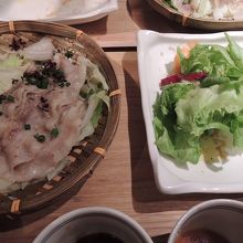 あっさり味の豚と季節野菜のざる蒸し