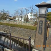 開発の進んだ街を流れる川幅の狭い川に架かる橋