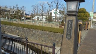 開発の進んだ街を流れる川幅の狭い川に架かる橋