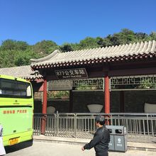 長城にある北京行877番バス乗り場